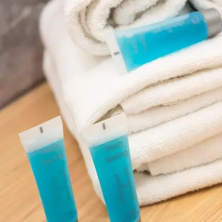 Wola Skwer Happy By Bookinghost