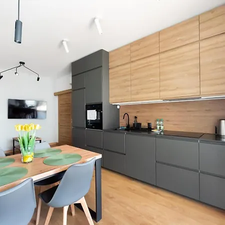 Wola Skwer Happy By Bookinghost * وارسو