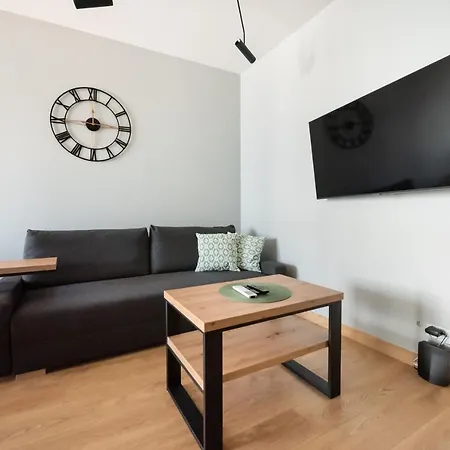 Wola Skwer Happy By Bookinghost * وارسو