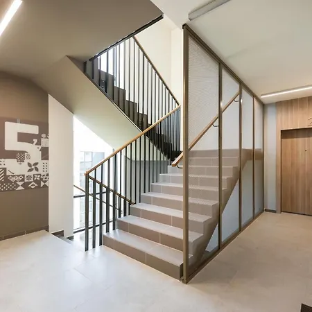 Wola Skwer Happy By Bookinghost وارسو