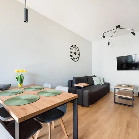 Wola Skwer Happy By Bookinghost وارسو