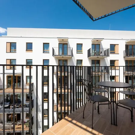 Wola Skwer Happy By Bookinghost