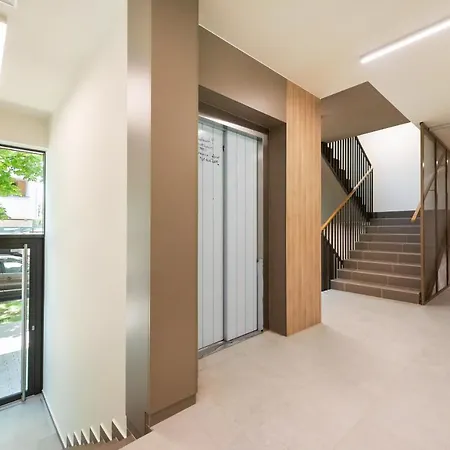 Wola Skwer Happy By Bookinghost