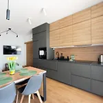 Wola Skwer Happy By Bookinghost * Warszawa